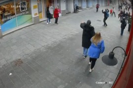 Obrušila se fasada sa zgrade u Sarajevu, djevojka za dlaku izbjegla ...