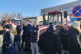 Traktorima došli u Novi Sad: Napravićemo obruč da studente ne mogu ...