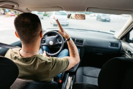 Zaposleni u srednjoj školi vozio drogiran, roditelji u panici