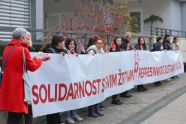 Ispred Ambasade Srbije u Zagrebu transparent podrške studentima