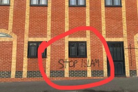 Sedam džamija i škola išarani islamofobnim grafitima (FOTO)