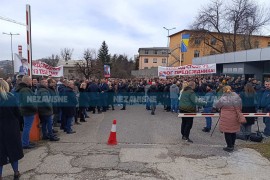Poslanik Danijel Jošić puštao "Svilen konac" ispred Suda BiH ...