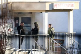 Specijalci sa dugim cijevima ispred bolnice u Zagrebu