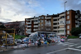 Tone smeća i dalje na ulicama crnogorskog turističkog ljetovališta ...
