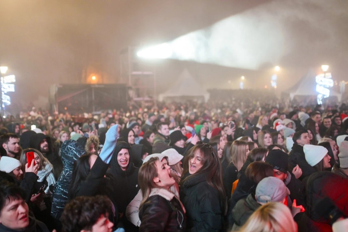 Maglovita noć, ali topla atmosfera: Banjalučka proslava Nove 2025. godine (FOTO, VIDEO)