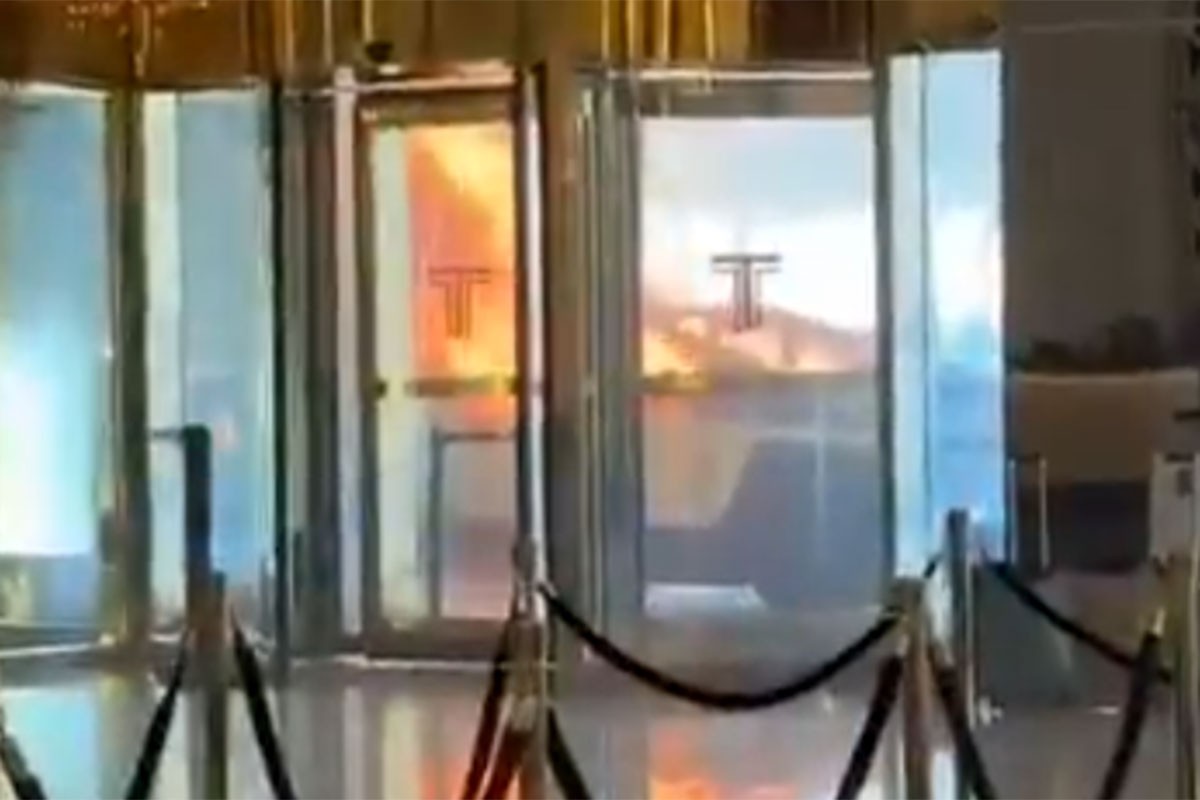 Drama ispred Trampovog hotela, eksplodirao Teslin kamionet (VIDEO)