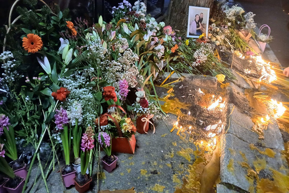 Građani Arilja pale svijeće ispred kafića gdje je ubijen bračni par (FOTO)