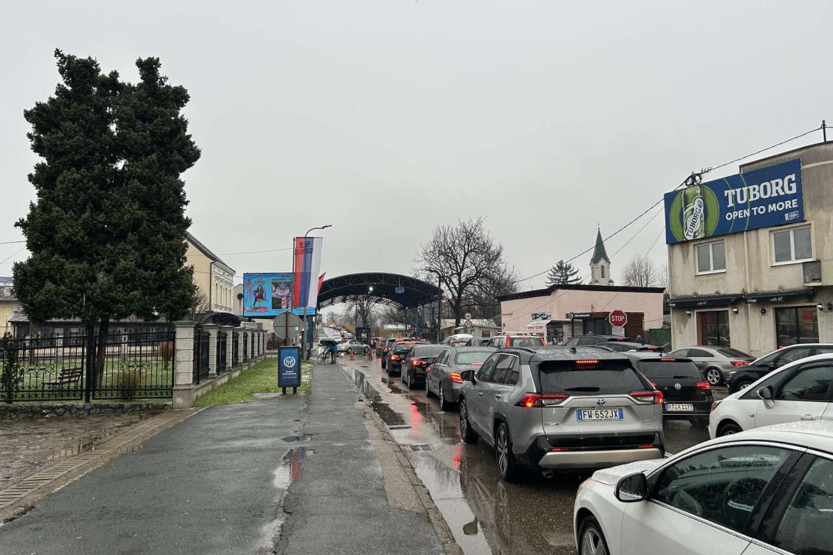 Ogromne gužve na granici u Gradišci (VIDEO, FOTO)