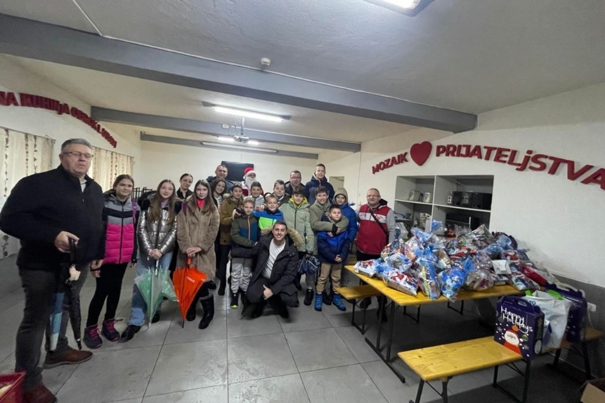 Mališani pokazali humanost: "Mozaiku prijateljstva" poklonili 120 paketića (FOTO)