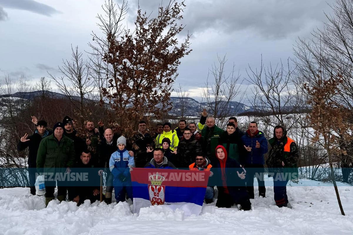 Svaka porodica, svaka kuća i svaki badnjak pričaju priču (FOTO, VIDEO)