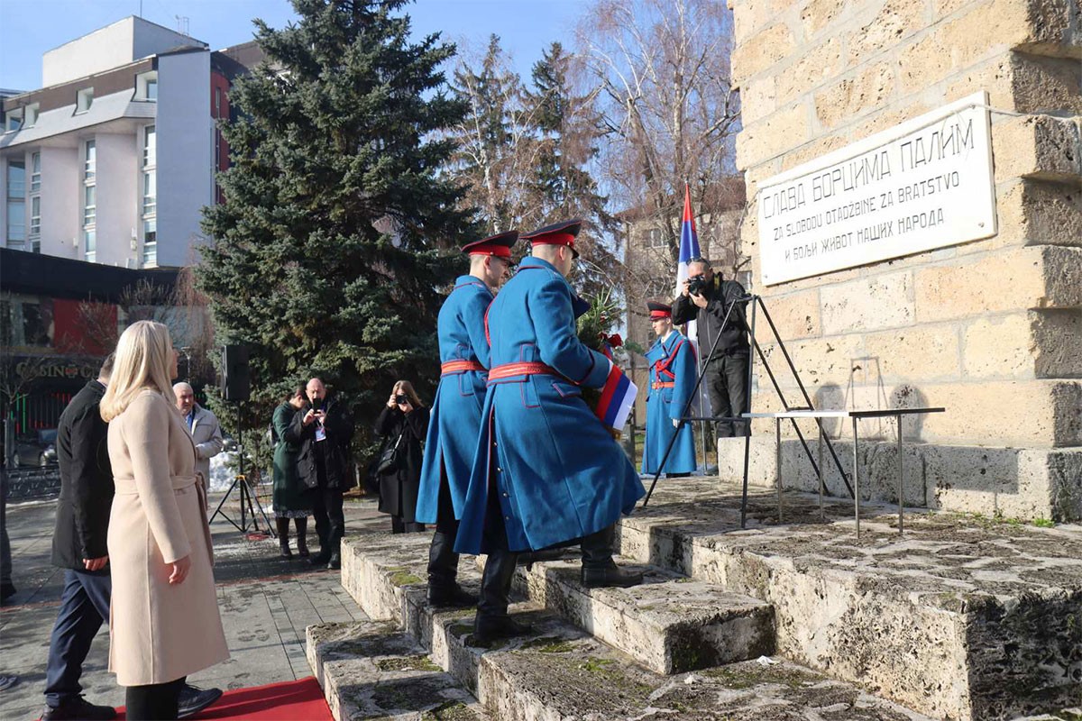 Položen vijenac i cvijeće na Trgu palih boraca NOR-a