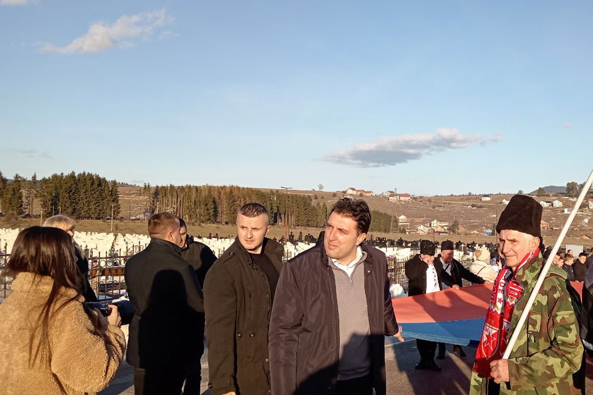 Razvijena zastava Srpske duga 200 metara (FOTO)