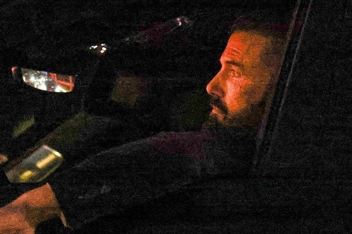 Aflek očajnički posmatra svoj dom koji je na udaru vatrene stihije