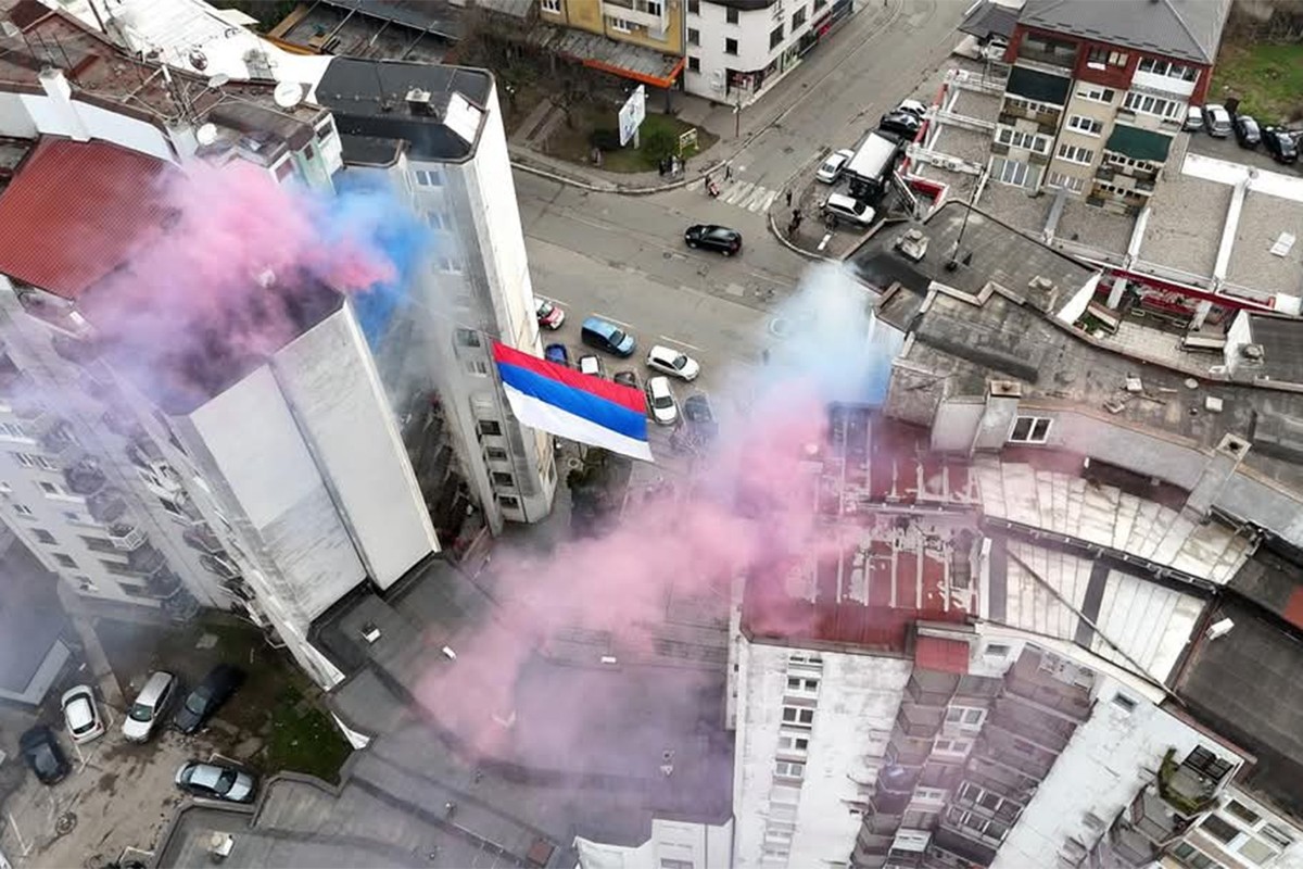 Zastavu Srpske podigli na 25 metara visine