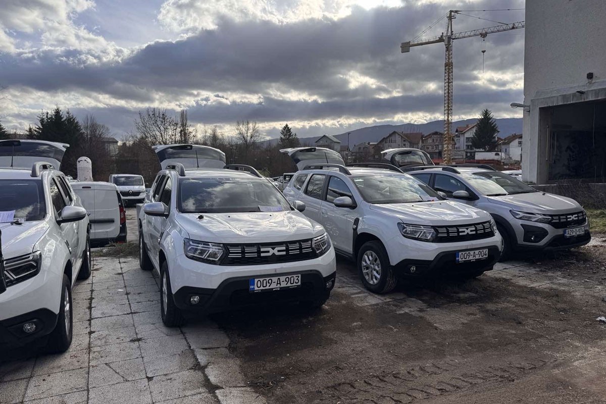Četiri nova automobila za Kantonalni centar za socijalni rad