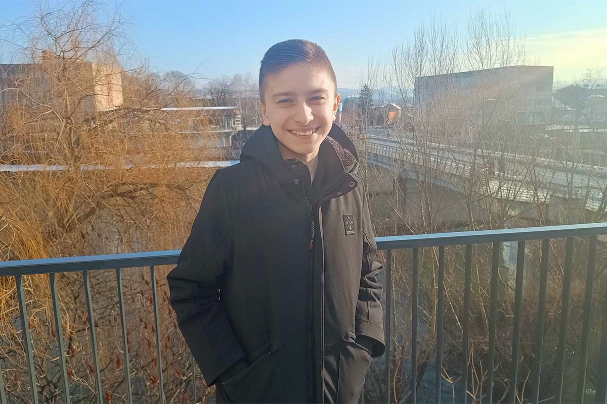 Dječak iz Srebrenika anđeoskim glasom osvaja region