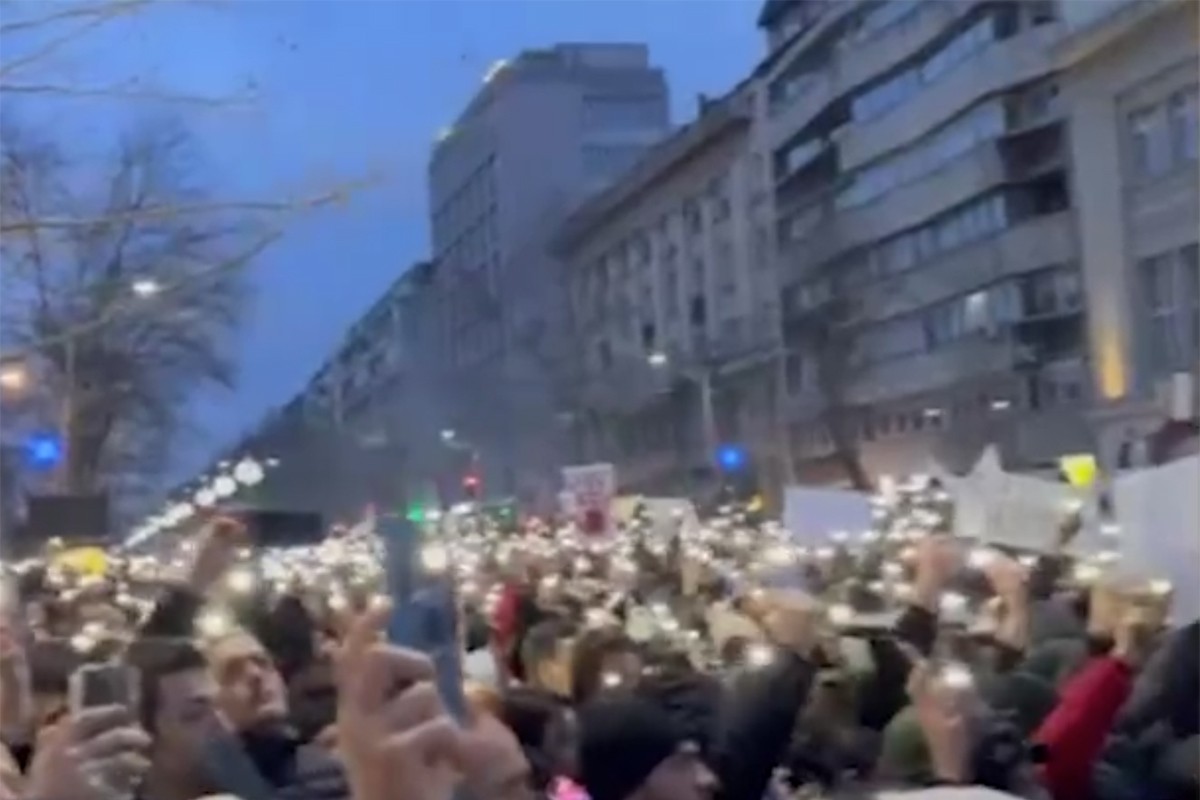 Protest ispred Ustavnog suda: Pročitana imena stradalih (VIDEO)