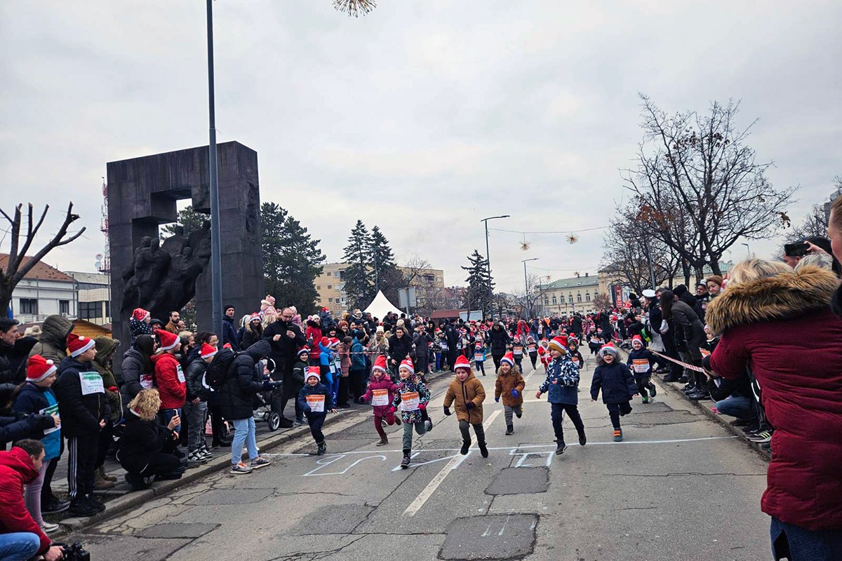 Održana trka malih Djeda Mrazova u Bijeljini