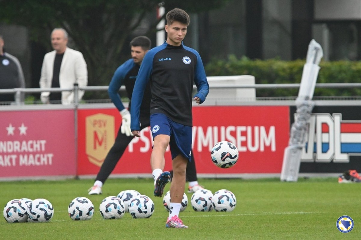 Esmir Bajraktarević debituje za PSV