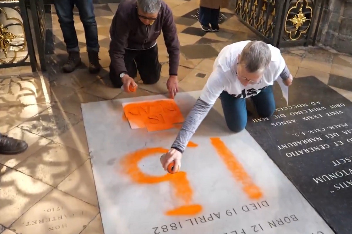 Klimatski aktivisti oskrnavili Darvinov grob (VIDEO)