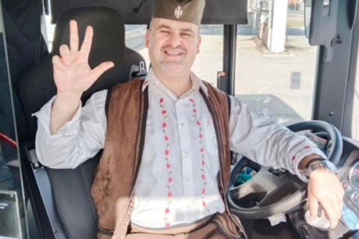 Šofer Velja u narodnoj nošnji oduševio putnike (FOTO)
