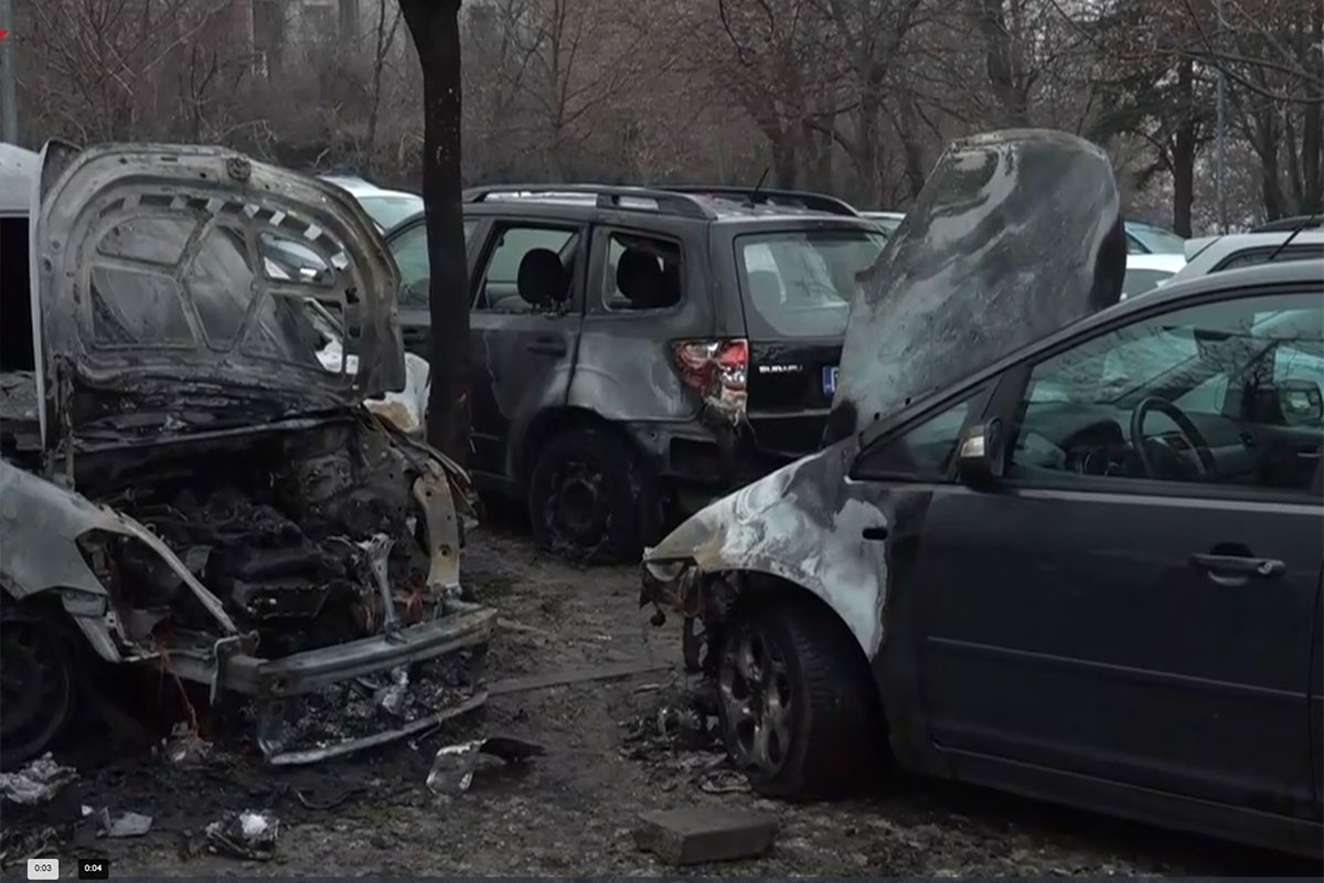 Sedam vozila uništeno: "Ovo je četvrti požar na ovom parkingu" (FOTO, VIDEO)