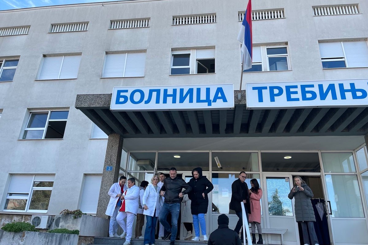 Trebinjski medicinari na mirnom protestu
