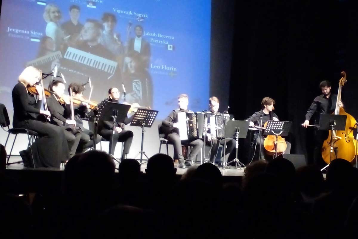 Magija mladog virtuoza na harmonici Đorđa Perića i prijatelja