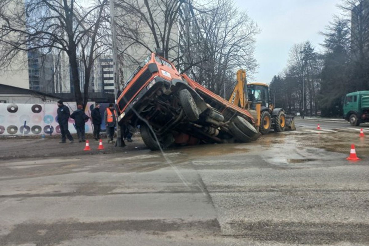 Nesvakidašnja nezgoda u Banjaluci: Kamion upao u rupu na cesti (FOTO)