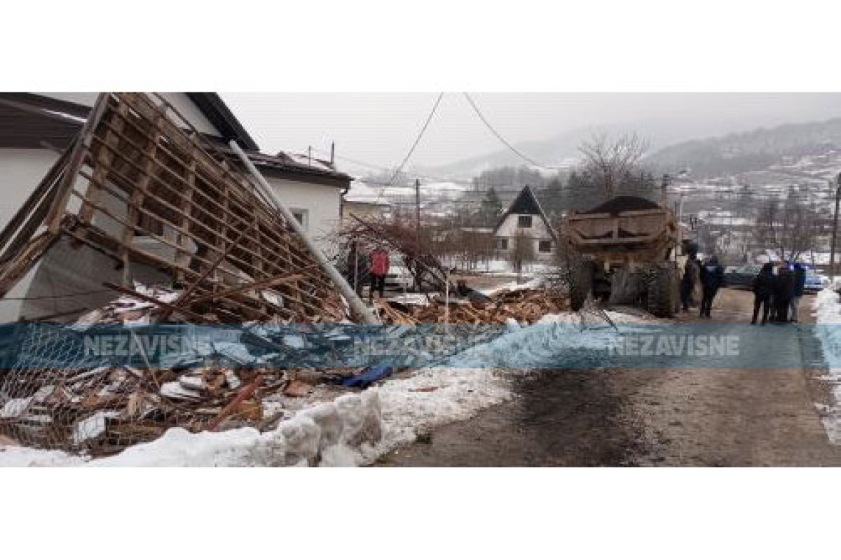 Nesvakidašnji udes: Kamionom mještanima srušio ograde (VIDEO)