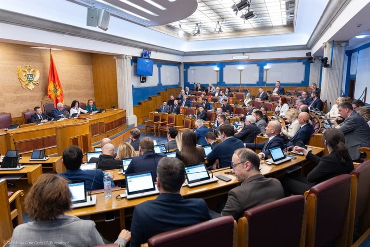 Prekinuta sjednica Skupštine Crne Gore, opozicija ne dozvoljava rad