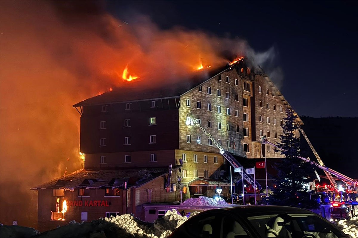 Ljudi pomoću plahti bježali iz hotela u plamenu u Turskoj (VIDEO)