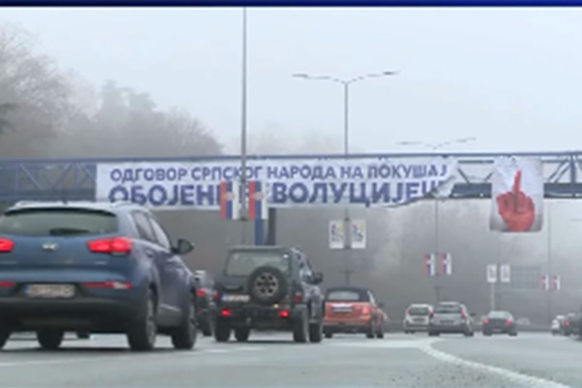 U Beogradu transparenti sa krvavom šakom koja pokazuje srednji prst