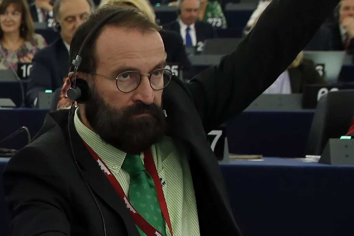 Vraća se Orbanov čovjek poznat po gej orgijama
