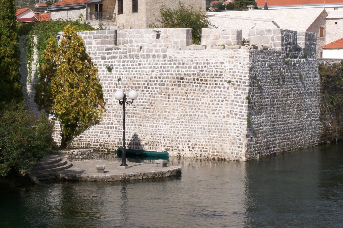 Završava se popločavanje Starog grada u Trebinju