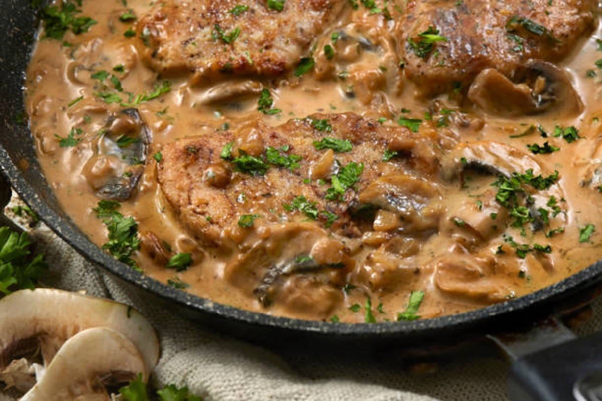 Recept s dušom srpske kuhinje: Svinjski file u kajmaku