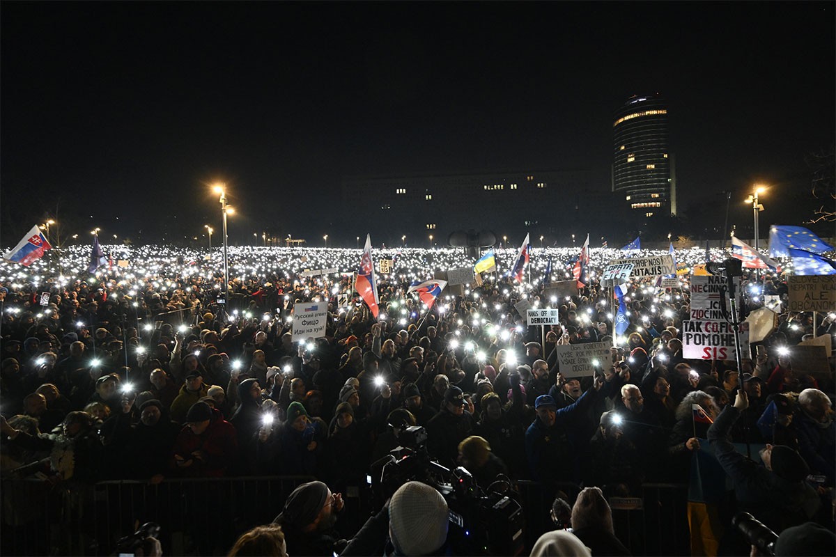 Na protestu u Bratislavi 60.000 ljudi, demonstranti tražili ostavku Fica