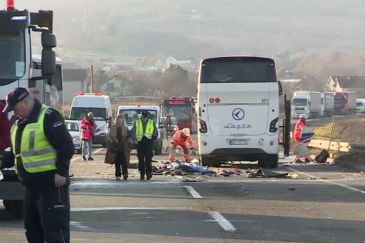 Novi detalji teške nesreće u Srbiji: Autobus preticao kolonu i direktno udario u drugi