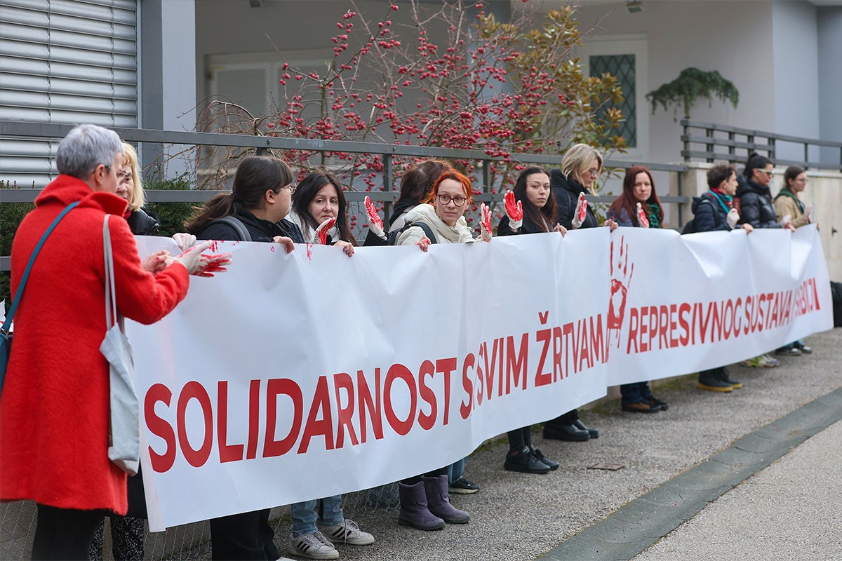 Ispred Ambasade Srbije u Zagrebu transparent podrške studentima