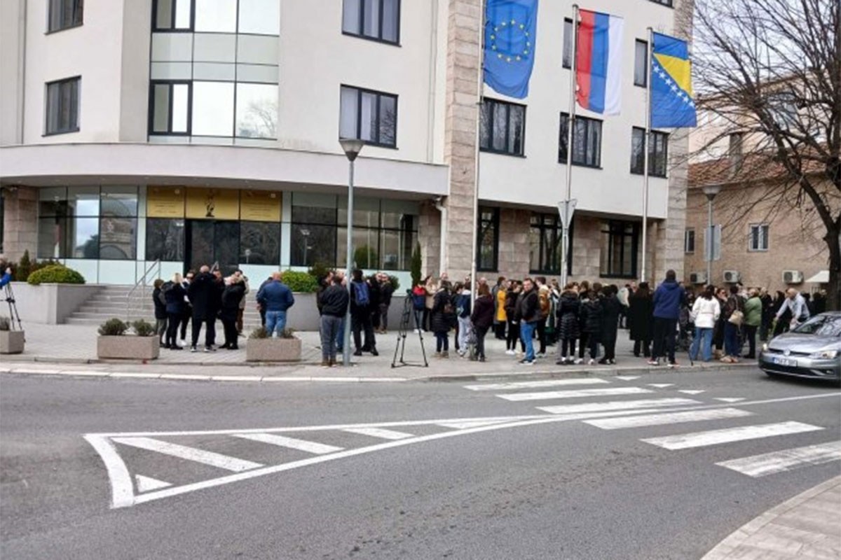 Protest ispred Palate pravde u Trebinju nakon što je pretučen maloljetnik (VIDEO)