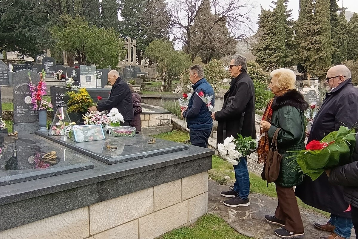 Položeno cvijeće na grob Srđana Aleksića