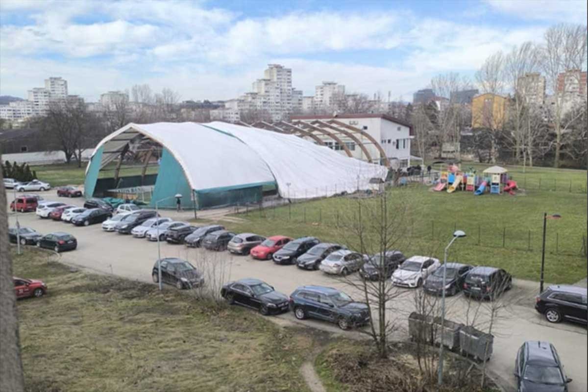 Vjetar raskrio sportski balon u Banjaluci (FOTO)