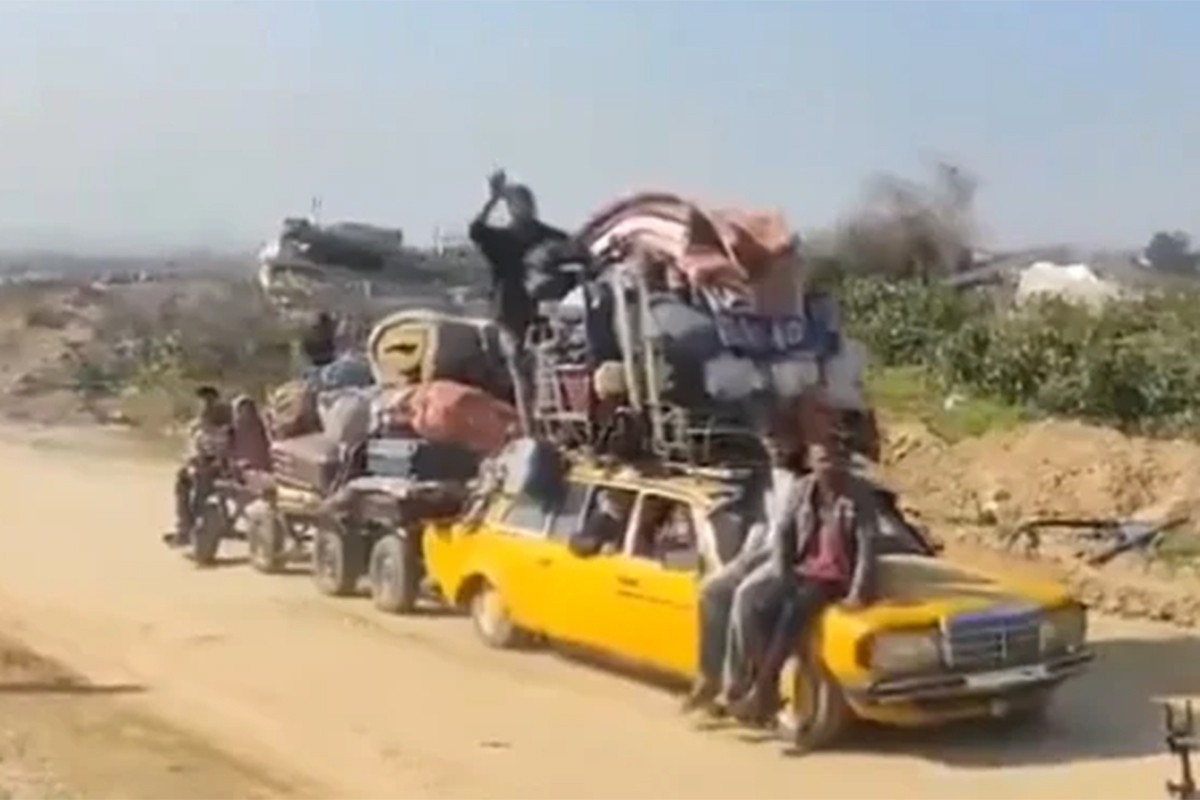 Nevjerovatan prizor: Ogroman teret prevozi na starom Mercedesu (VIDEO)