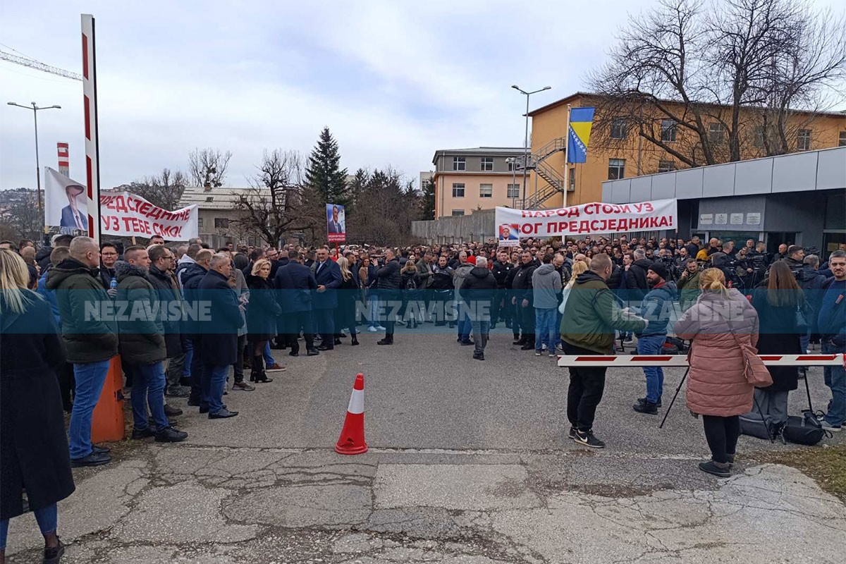 Poslanik Danijel Jošić puštao "Svilen konac" ispred Suda BiH, reagovala policija