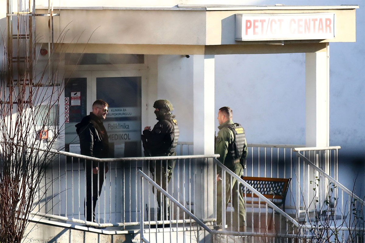 Specijalci sa dugim cijevima ispred bolnice u Zagrebu