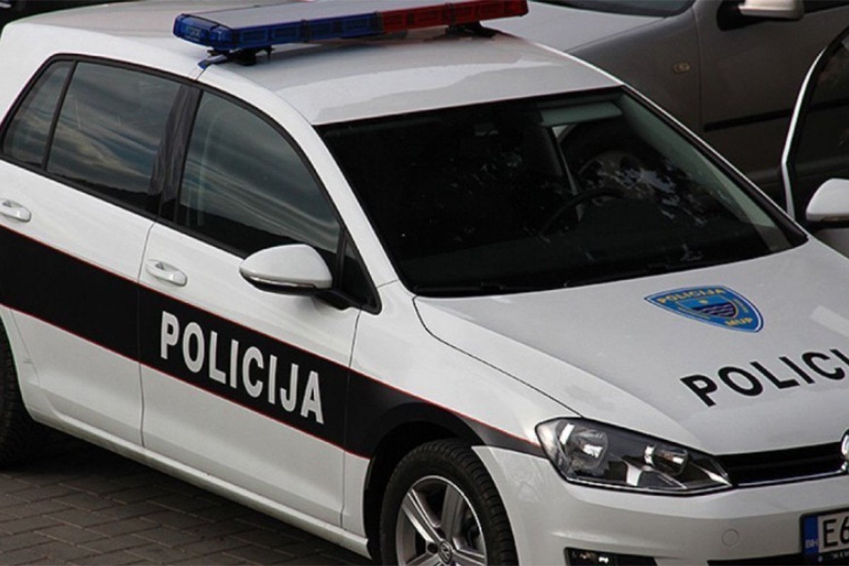 Tri osobe povrijeđene u sudaru auta i Hitne pomoći