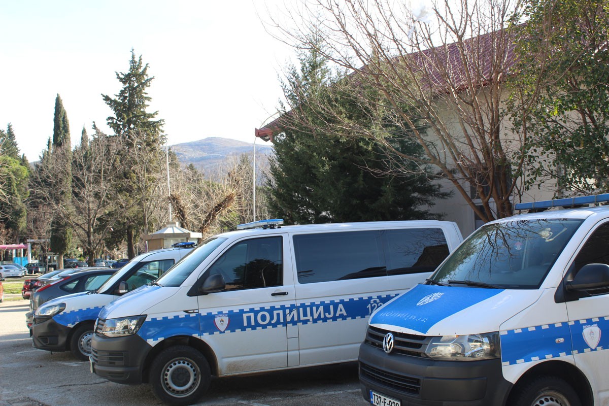 Hercegovačka policija otkrila ukradeno vozilo i zaplijenila pušku