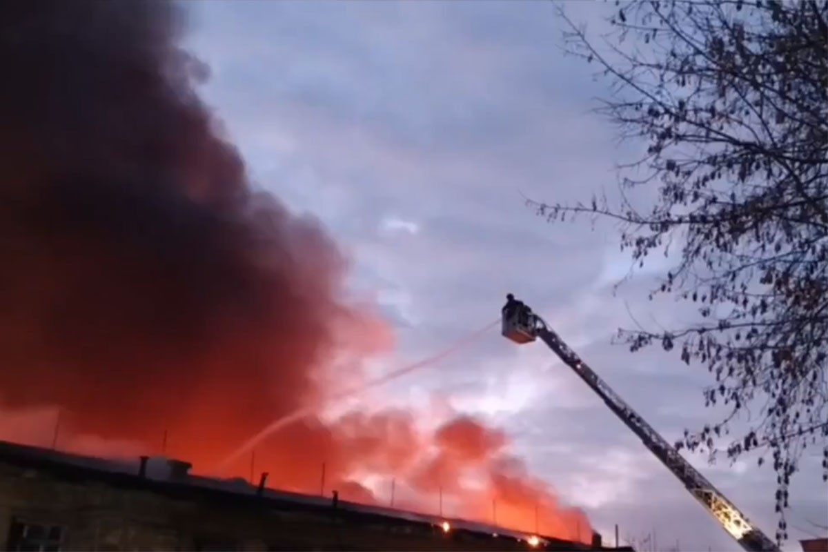 Veliki požar u Moskvi lokalizovan, u gašenju učestvuje helikopter (VIDEO)