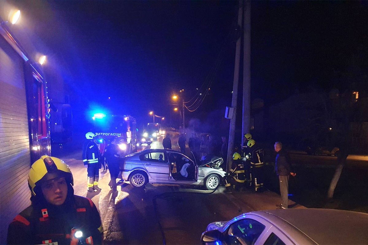 Autom udario u betonsku banderu u Banjaluci (FOTO)