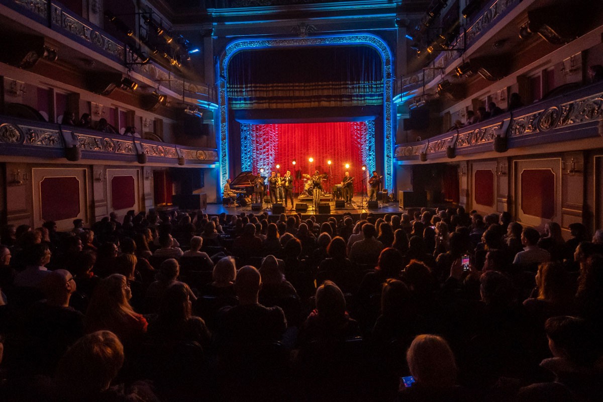 Spektakularan koncert benda "Balkan Zoo & Nina Ćorić" u Sarajevu